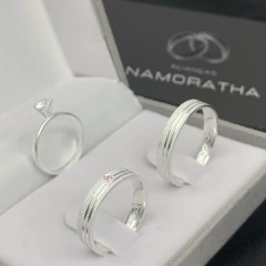 Aliança 4mm (c/ 2 canais laterais + Pedra rosa cravejada) | PRATA 950