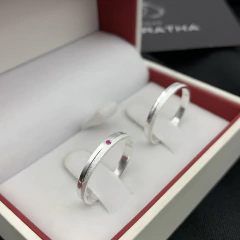 ALIANÇA 2MM (PEDRA CENTRAL ROSA) | PRATA 950