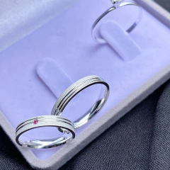 ALIANÇA 3MM (1 PEDRA ROSA) | PRATA 950