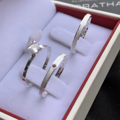 Imagem do Aliança 2mm (c/ canto liso + zircônia cravejada rosa) | PRATA 950