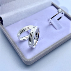 ALIANÇA FOSCA DIAMANTADA (2 CANAIS LATERAIS) 4MM | PRATA 950 - Fábrica de Alianças Namoratha 