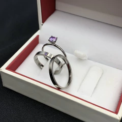 Aliança 2,5mm (banhada a ródio negro c/ pedra roxa) | PRATA 950 - Fábrica de Alianças Namoratha 