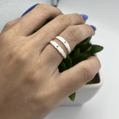 Aliança 3mm (c/ canto liso + zircônias em azul bebê) | PRATA 950 na internet
