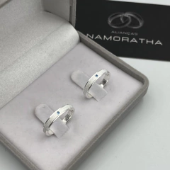 Aliança 3mm (c/ canto liso + zircônias em azul bebê) | PRATA 950