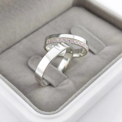 ALIANÇAS EM 4MM (C/ 15 PEDRAS EM ZIRCÔNIA ROSA CLARA NA FEMIN.) | PRATA 950 - Fábrica de Alianças Namoratha 