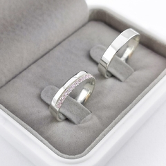 ALIANÇAS EM 4MM (C/ 15 PEDRAS EM ZIRCÔNIA ROSA CLARA NA FEMIN.) | PRATA 950 na internet