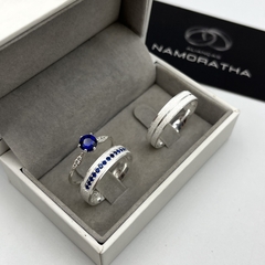 Aliança 5mm (c/ 15 pedras em zircônia azul + solitário personalizado) | PRATA 950
