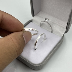ALIANÇA 2MM (PEDRA CENTRAL ROSA) | PRATA 950