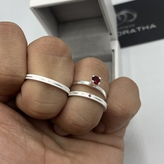 Aliança 2mm c/ friso central (zircônia vermelha) | PRATA 950 na internet