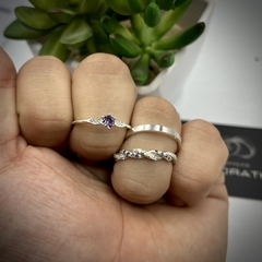 Aliança 2mm personalizada (zircônia roxas e brancas) | PRATA 950