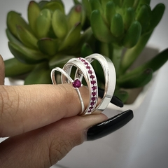 Aliança trabalhada (zircônia pink) | PRATA 950