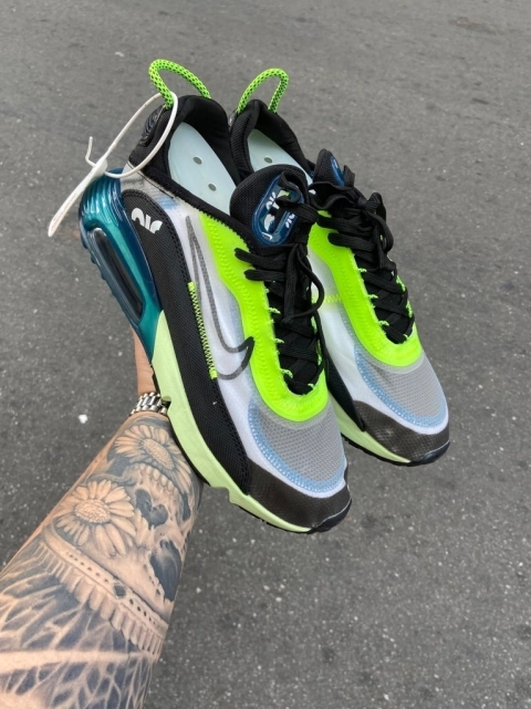 NIKE AIR MAX 2090