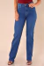 Calça feminina reta lavada, lançamento, em jeans azul.