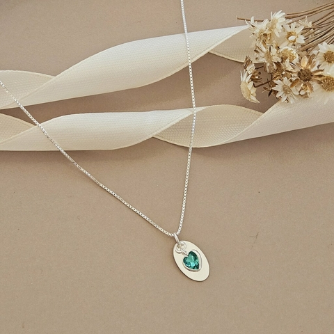 Colar Médio com pingente de coração com pedra verde e plaquina oval - Ref.: CM925090