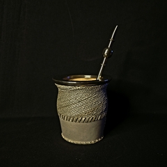 Mate de calabaza forrado en tientos tejidos. - Distinguida Tradición | Marroquinería y Platería Criolla | Regalos exclusivos | San Rafael Mendoza