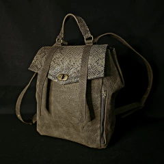 Mochila de cuero oiginal cemento combinada.