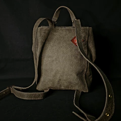 Mochila de cuero oiginal cemento combinada. - comprar online