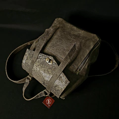 Mochila de cuero oiginal cemento combinada. - tienda online