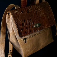 Mochila de cuero combinada. - Distinguida Tradición | Marroquinería y Platería Criolla | Regalos exclusivos | San Rafael Mendoza