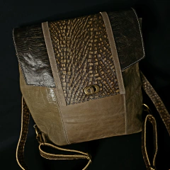Mochila de dama cuero combinado. - (copia) - Distinguida Tradición | Marroquinería y Platería Criolla | Regalos exclusivos | San Rafael Mendoza