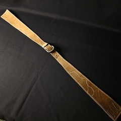 Tirador de cuero crudo con hebilla de bronce