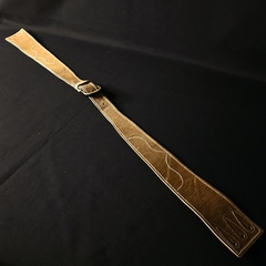 Tirador de cuero crudo con hebilla de bronce - buy online
