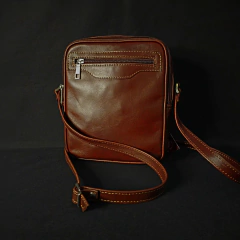 Morral/Bandolera de cuero original. Color suela.