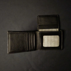 Imagen de Billetera con porta tarjetas de caballero en cuero original.