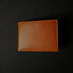 Billetera con porta tarjetas de caballero en cuero original.
