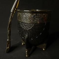 Imagen de Mate Imperial Premier con bombillón de alpaca cincelado.