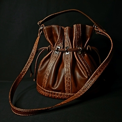 Bolso/Bandolera de cuero modelo Carmel. Color suela combinada.