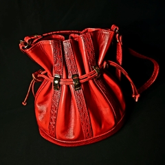 Bolso/Bandolera de cuero modelo Carmel. Color rojo. - Distinguida Tradición | Marroquinería y Platería Criolla | Regalos exclusivos | San Rafael Mendoza
