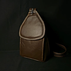 Morral/Mochila de cuero premium con cierres. Color Habano.