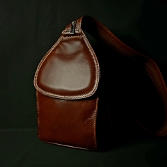 Morral/Mochila de cuero premium con cierres. Color Guinda.