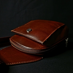 Morral/Mochila de cuero premium con cierres. Color Guinda.