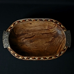 Bandeja de madera en Pacará y alpaca con incrustaciones. 50cm.