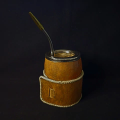 Mate Criollo Argentino con base de cuero tejido. Incluye bombilla - (copia)