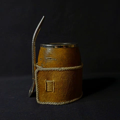Mate Criollo Argentino con base de cuero tejido. Incluye bombilla - (copia) - Distinguida Tradición | Marroquinería y Platería Criolla | Regalos exclusivos | San Rafael Mendoza