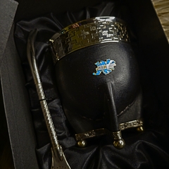 Mate y bombillón Edición Malvinas Argentinas. - Distinguida Tradición | Marroquinería y Platería Criolla | Regalos exclusivos | San Rafael Mendoza