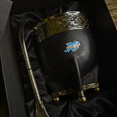 Mate y bombillón Edición Malvinas Argentinas. - Distinguida Tradición | Marroquinería y Platería Criolla | Regalos exclusivos | San Rafael Mendoza