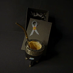 Mate y bombillón Edición Malvinas Argentinas. - Distinguida Tradición | Marroquinería y Platería Criolla | Regalos exclusivos | San Rafael Mendoza