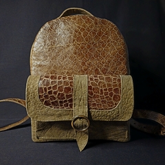 Mochila de cuero y pelo natural .