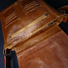 Imagen de Morral de cuero mediano Modelo Blinders premium.
