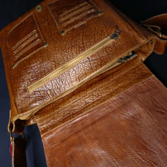 Image of Morral de cuero mediano Modelo Blinders premium.