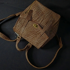 Mochila de cuero original color suela envejecido. en internet