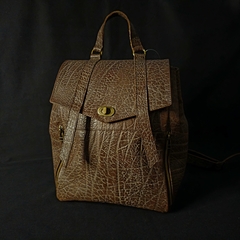 Mochila de cuero original color suela envejecido.
