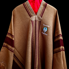 Poncho Tucumano pesado con bordado - Distinguida Tradición | Marroquinería y Platería Criolla | Regalos exclusivos | San Rafael Mendoza