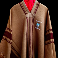 Poncho Tucumano pesado con escudo . - Distinguida Tradición | Marroquinería y Platería Criolla | Regalos exclusivos | San Rafael Mendoza