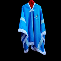 Poncho Argentino pesado con bordado.