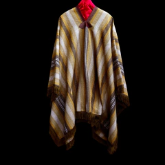 Poncho pesado frisado lana natural.
